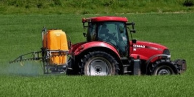 image agriculteur utilisant glyphosate